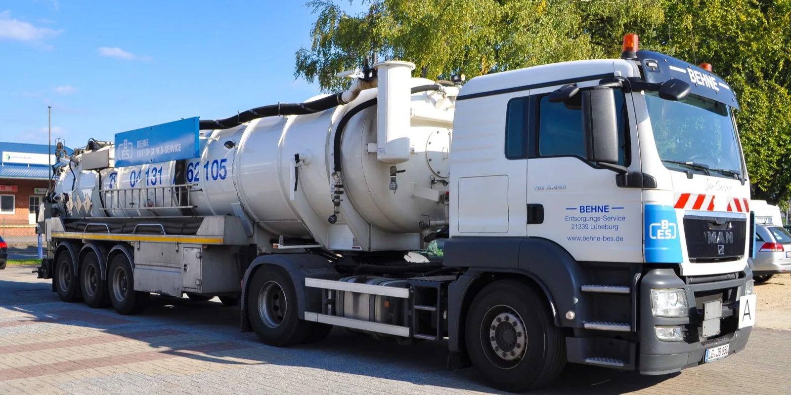 Sattelzug der Behne Entsorgungs-Service GmbH, MAN TGS mit dreiachsigem Vakuumtank-Auflieger