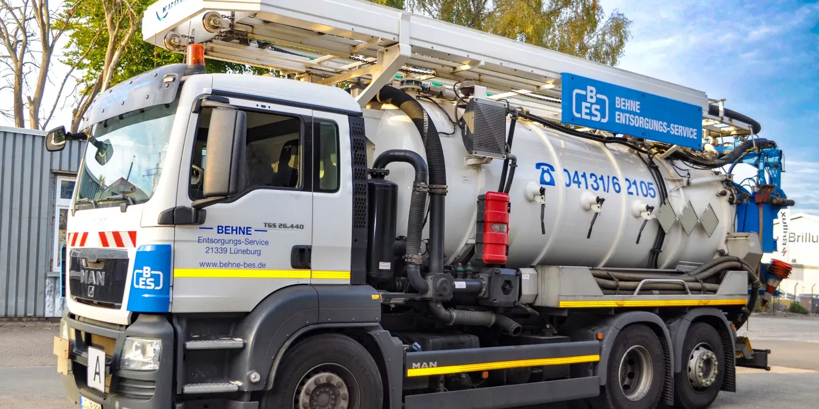 Saugwagen der Behne Entsorgungs-Service GmbH, MAN TGS 26.440 mit Vakuumtank, Rufnummer 04131 / 62105 am Tank