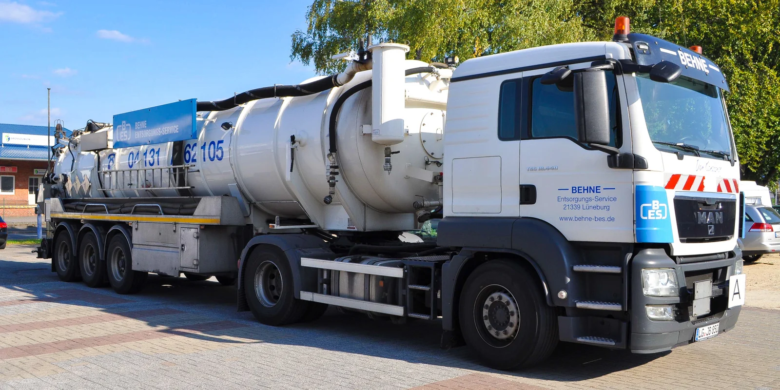 Sattelzug der Behne Entsorgungs-Service GmbH mit Vakuumtank und Anhaenger fuer die Kanalreinigung